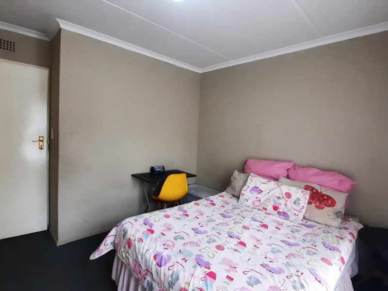 Spacious 2-Bedroom Flat in Secure Complex – Southern Suburbs, Johannesburg - Photo 9