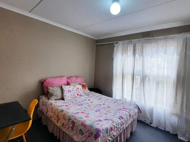 Spacious 2-Bedroom Flat in Secure Complex – Southern Suburbs, Johannesburg - Photo 8