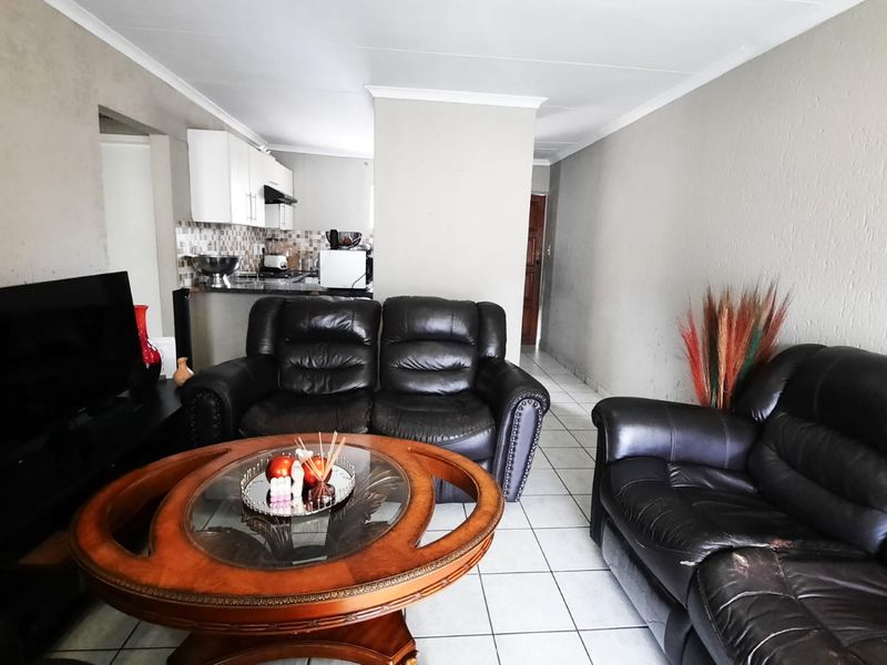 Spacious 2-Bedroom Flat in Secure Complex – Southern Suburbs, Johannesburg - Photo 7