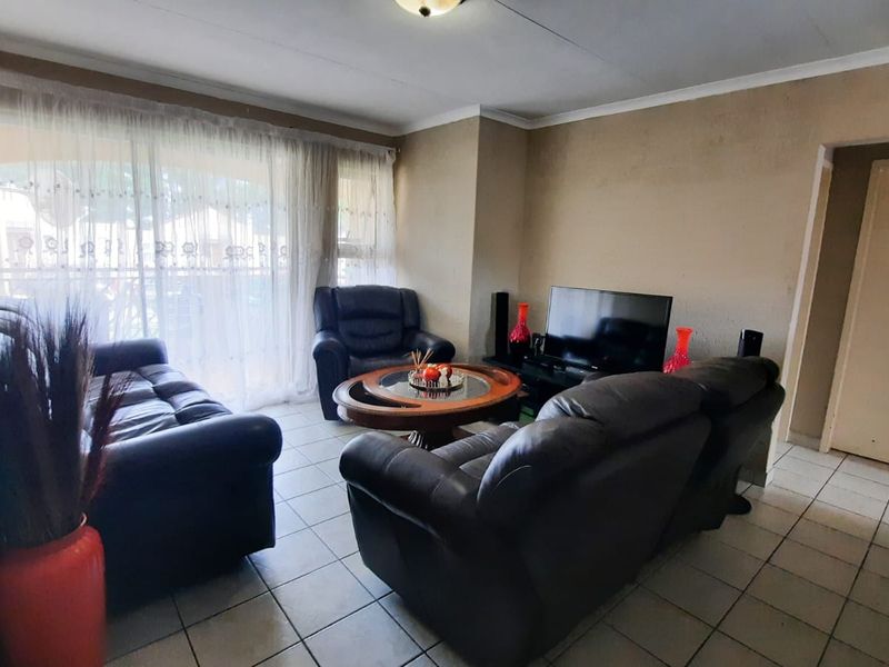 Spacious 2-Bedroom Flat in Secure Complex – Southern Suburbs, Johannesburg - Photo 6
