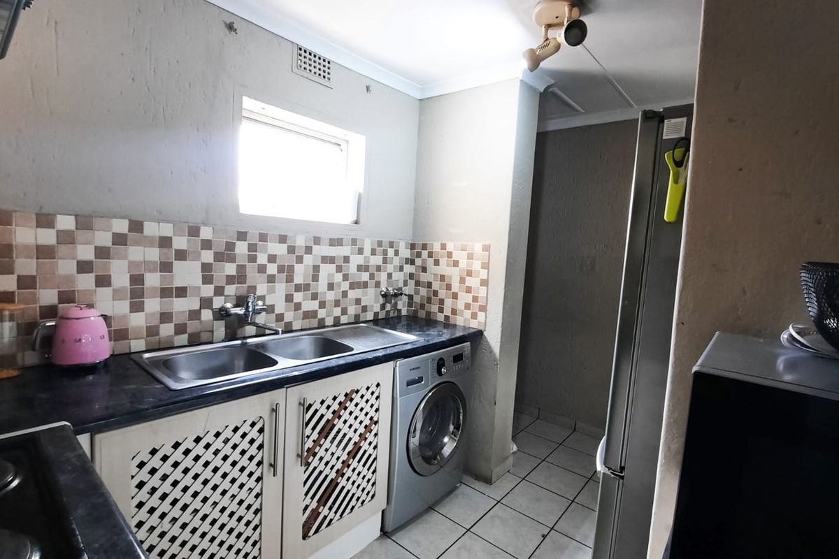 Spacious 2-Bedroom Flat in Secure Complex – Southern Suburbs, Johannesburg - Photo 2