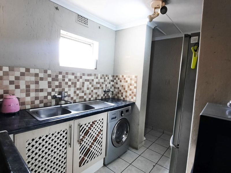 Spacious 2-Bedroom Flat in Secure Complex – Southern Suburbs, Johannesburg - Photo 2