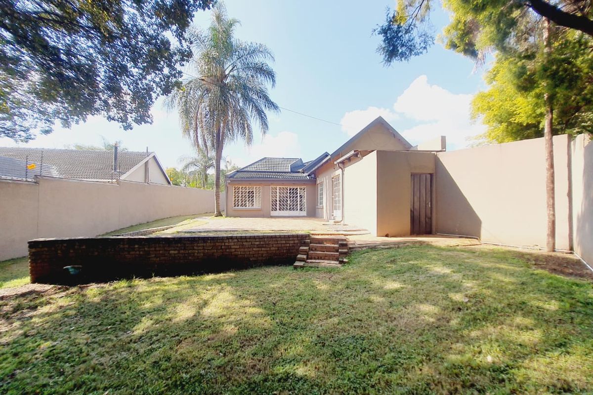 Come home to this secure and spacious 4-bedroom haven, complete with a cozy flatlet - Photo 2