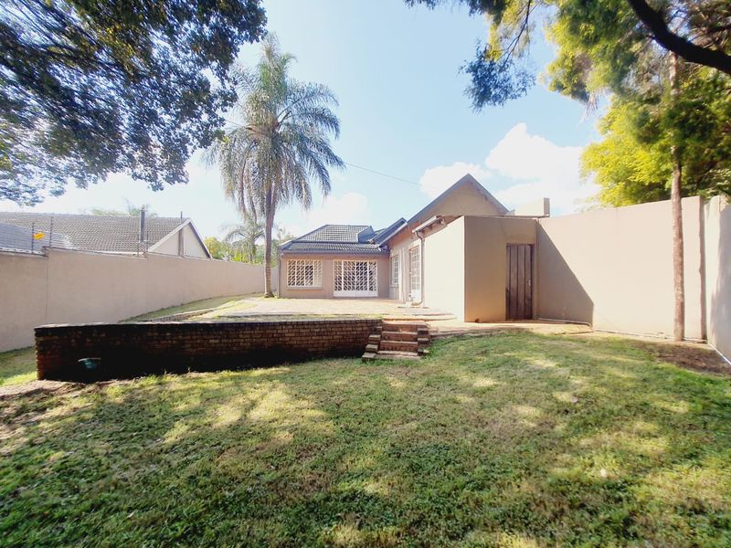 Come home to this secure and spacious 4-bedroom haven, complete with a cozy flatlet - Photo 2