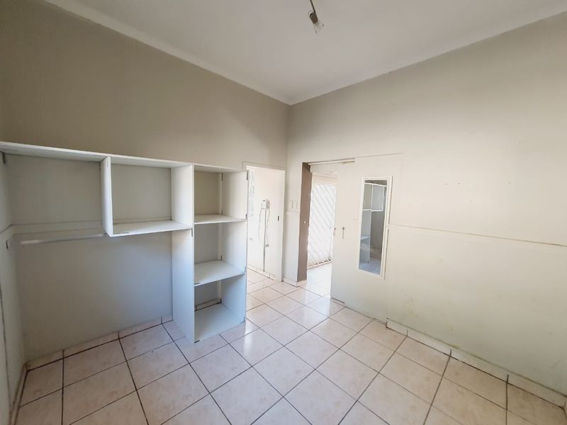 Come home to this secure and spacious 4-bedroom haven, complete with a cozy flatlet - Photo 7