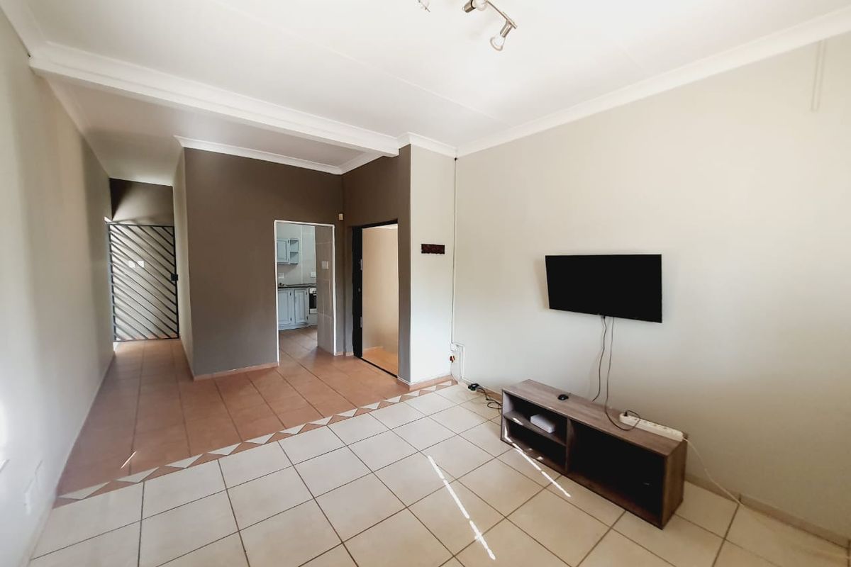 Come home to this secure and spacious 4-bedroom haven, complete with a cozy flatlet - Photo 5