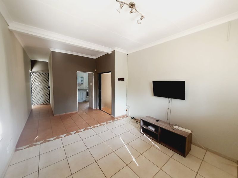Come home to this secure and spacious 4-bedroom haven, complete with a cozy flatlet - Photo 5