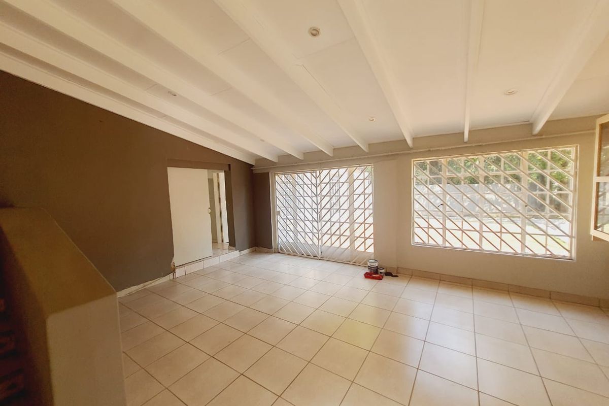 Come home to this secure and spacious 4-bedroom haven, complete with a cozy flatlet - Photo 3