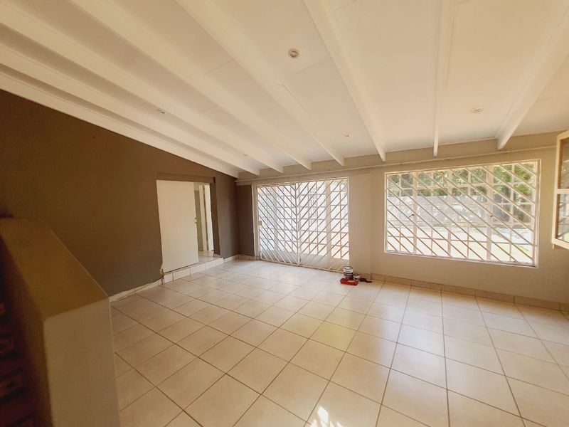 Come home to this secure and spacious 4-bedroom haven, complete with a cozy flatlet - Photo 3