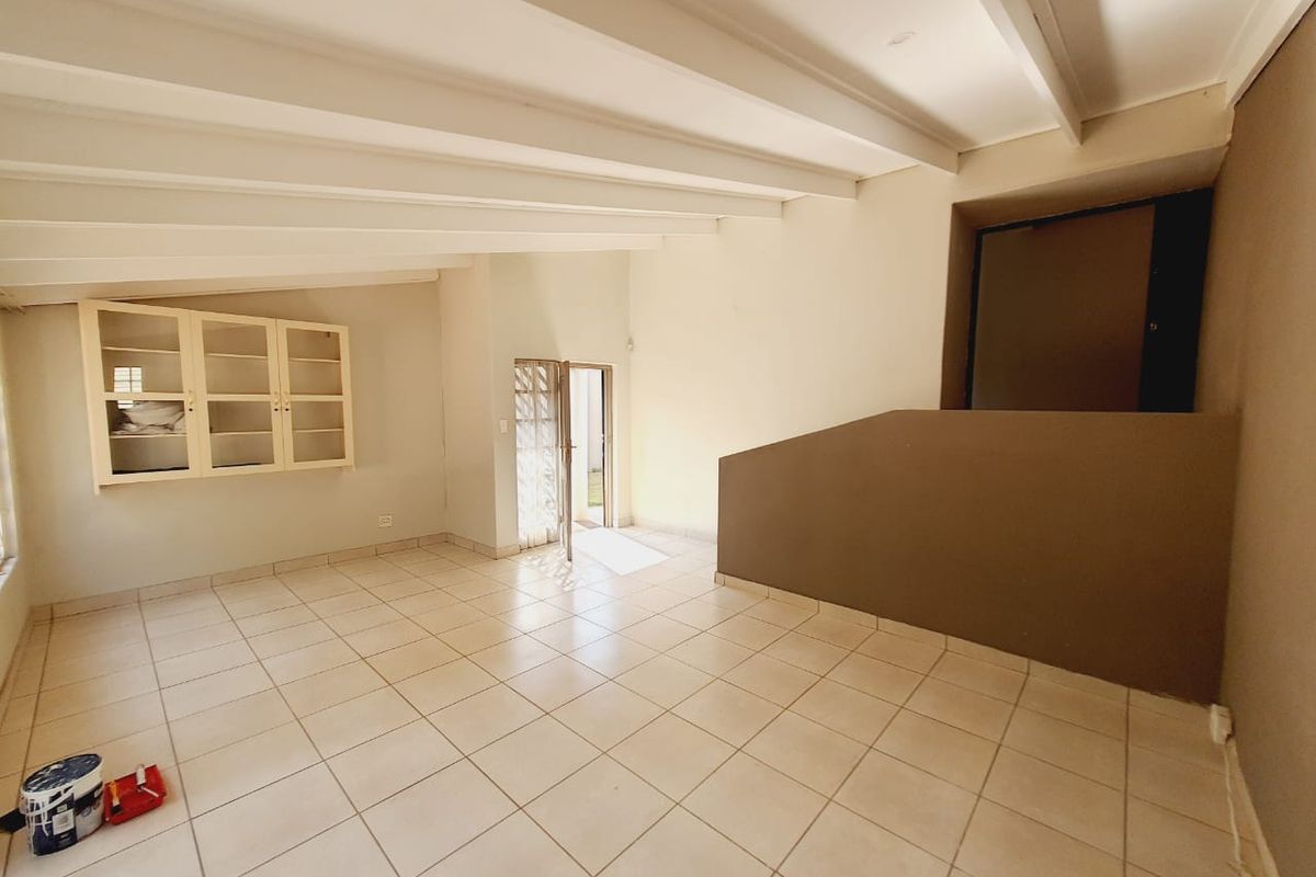 Come home to this secure and spacious 4-bedroom haven, complete with a cozy flatlet - Photo 4