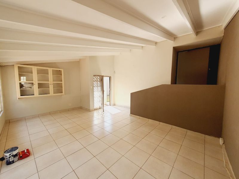 Come home to this secure and spacious 4-bedroom haven, complete with a cozy flatlet - Photo 4