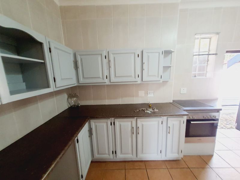 Come home to this secure and spacious 4-bedroom haven, complete with a cozy flatlet - Photo 10