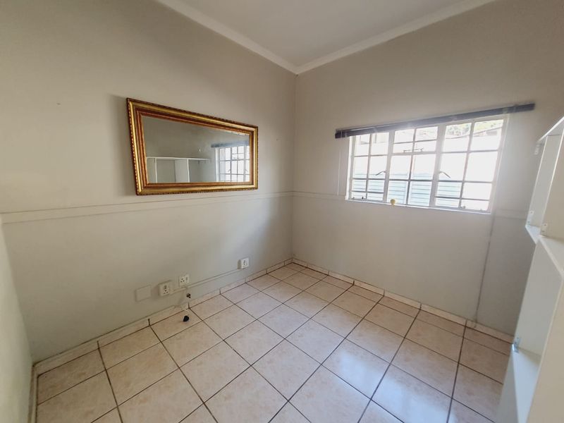Come home to this secure and spacious 4-bedroom haven, complete with a cozy flatlet - Photo 9