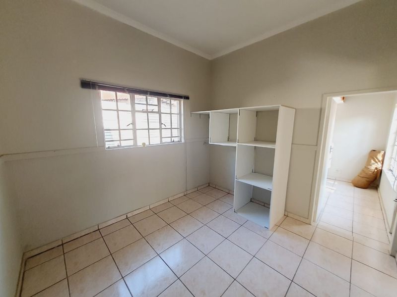 Come home to this secure and spacious 4-bedroom haven, complete with a cozy flatlet - Photo 8