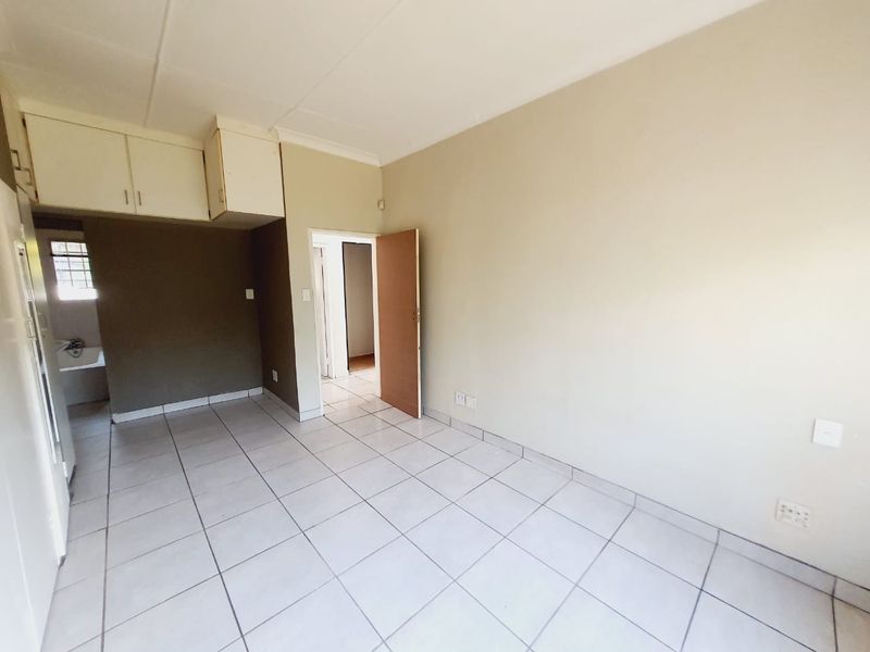 Come home to this secure and spacious 4-bedroom haven, complete with a cozy flatlet - Photo 6