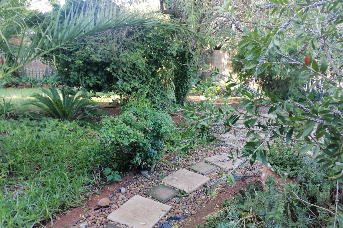 Spacios 3 bedroom family home for sale with a Bachelor Flat in Universitas Bloemfontein - Photo 2