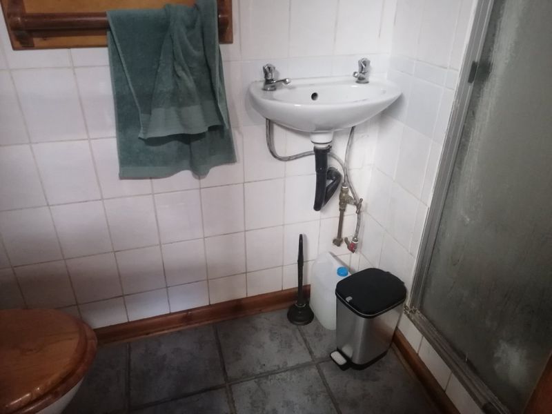 Spacios 3 bedroom family home for sale with a Bachelor Flat in Universitas Bloemfontein - Photo 8