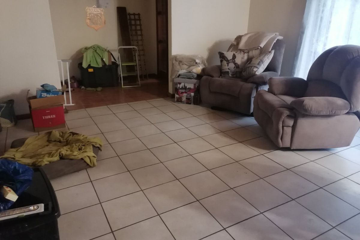 Spacios 3 bedroom family home for sale with a Bachelor Flat in Universitas Bloemfontein - Photo 5