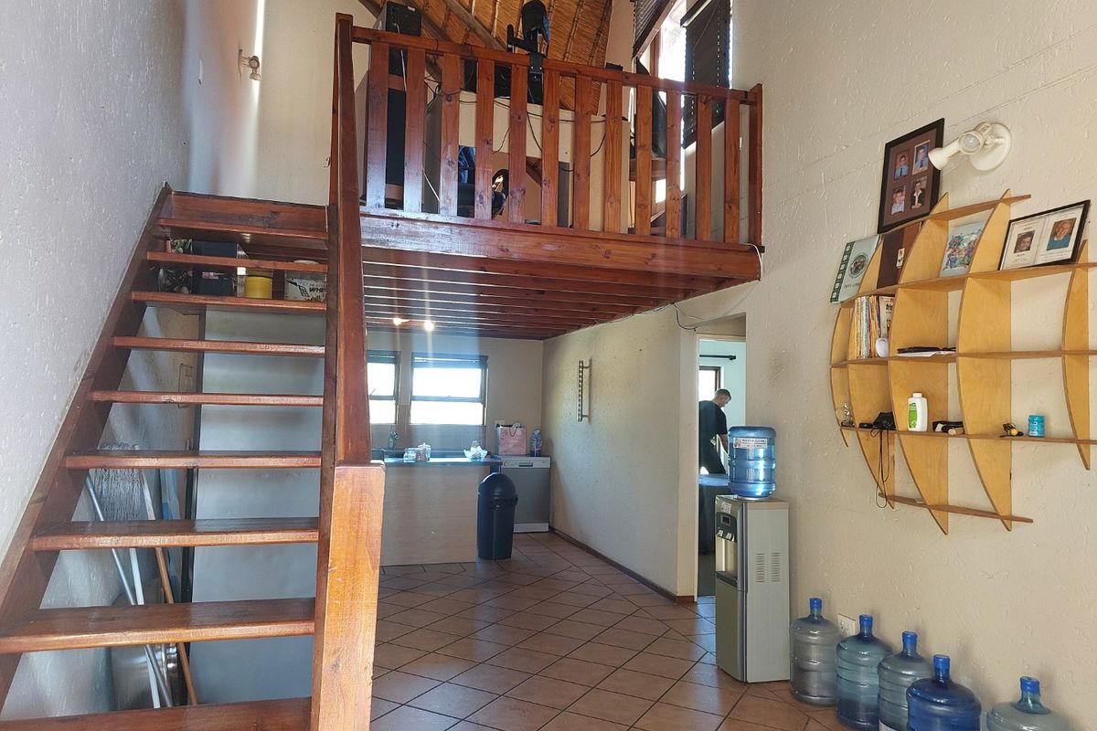 2 Bedroom Loft Apartment in Sunninghill - Photo 2