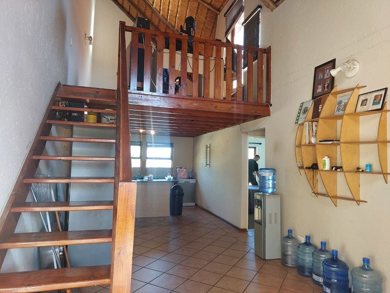 2 Bedroom Loft Apartment in Sunninghill - Photo 2