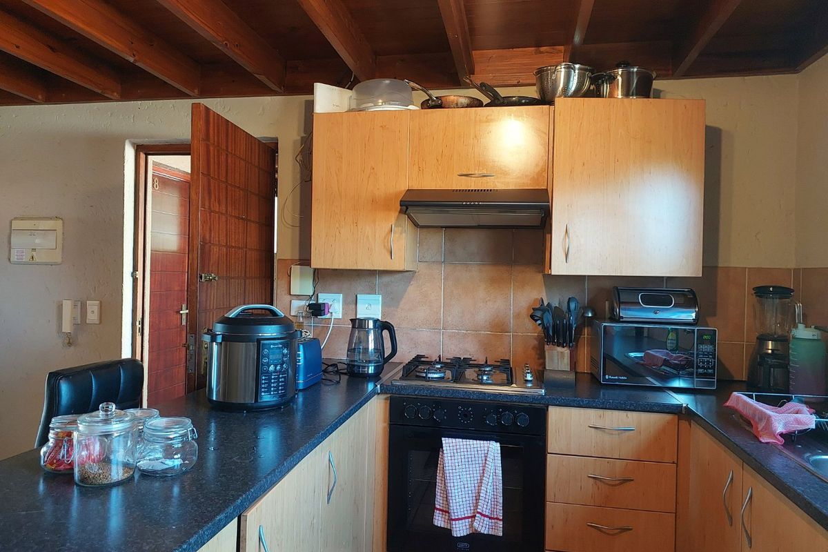 2 Bedroom Loft Apartment in Sunninghill - Photo 4