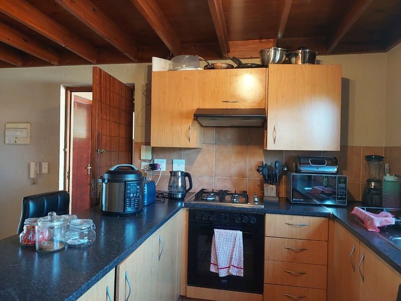 2 Bedroom Loft Apartment in Sunninghill - Photo 4