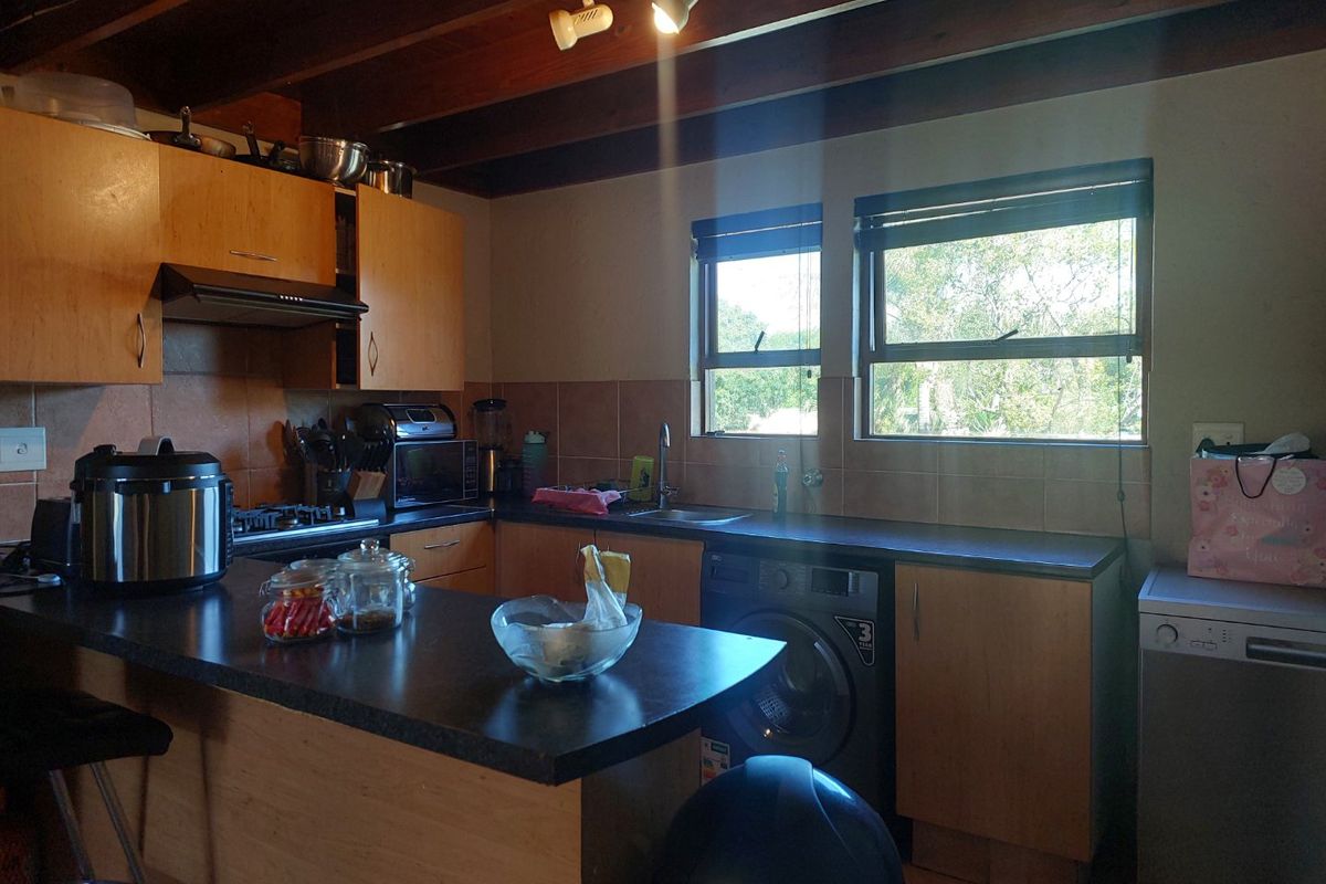 2 Bedroom Loft Apartment in Sunninghill - Photo 5