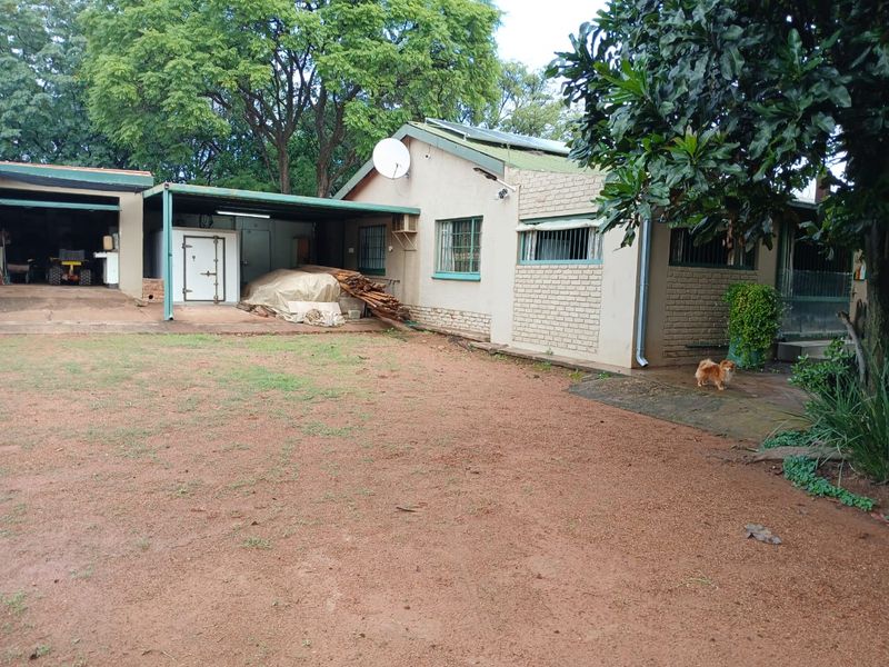 Live, Work & Farm – 8.56Ha Plot with House, Pool, Workshop & More – Vastfontein - Photo 2