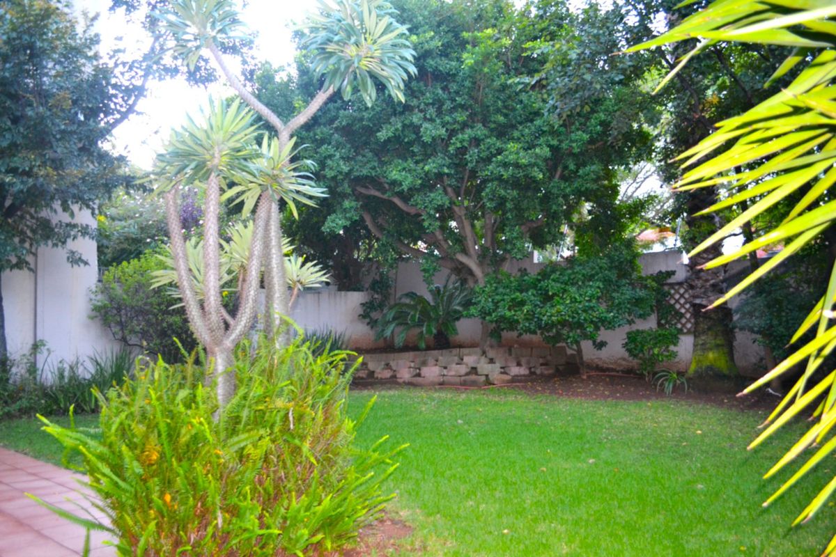 2 Bed 2 Bath Simplex with exclusive use garden  For Sale in Bryanston - Photo 2