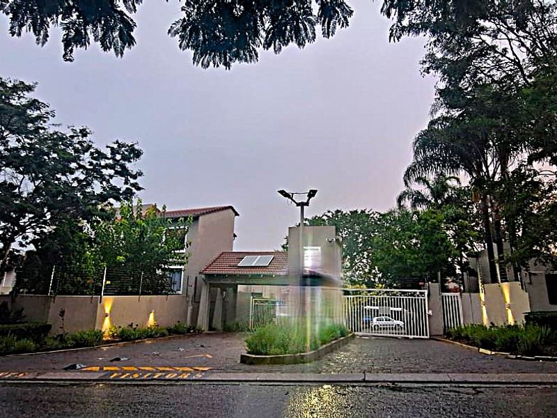 2 Bed 2 Bath Simplex with exclusive use garden  For Sale in Bryanston - Photo 6