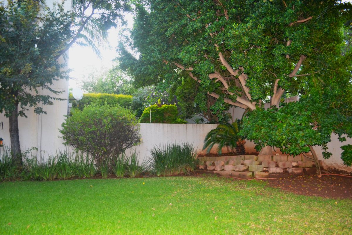 2 Bed 2 Bath Simplex with exclusive use garden  For Sale in Bryanston - Photo 4