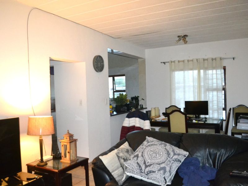 2 Bed 2 Bath Simplex with exclusive use garden  For Sale in Bryanston - Photo 8