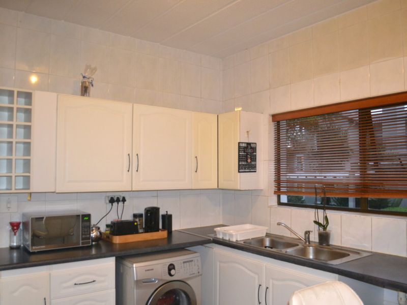 2 Bed 2 Bath Simplex with exclusive use garden  For Sale in Bryanston - Photo 9