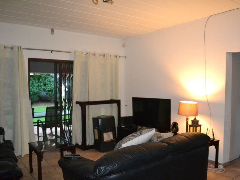 2 Bed 2 Bath Simplex with exclusive use garden  For Sale in Bryanston - Photo 7