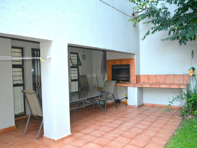 2 Bed 2 Bath Simplex with exclusive use garden  For Sale in Bryanston - Photo 5