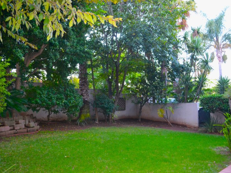 2 Bed 2 Bath Simplex with exclusive use garden  For Sale in Bryanston - Photo 2