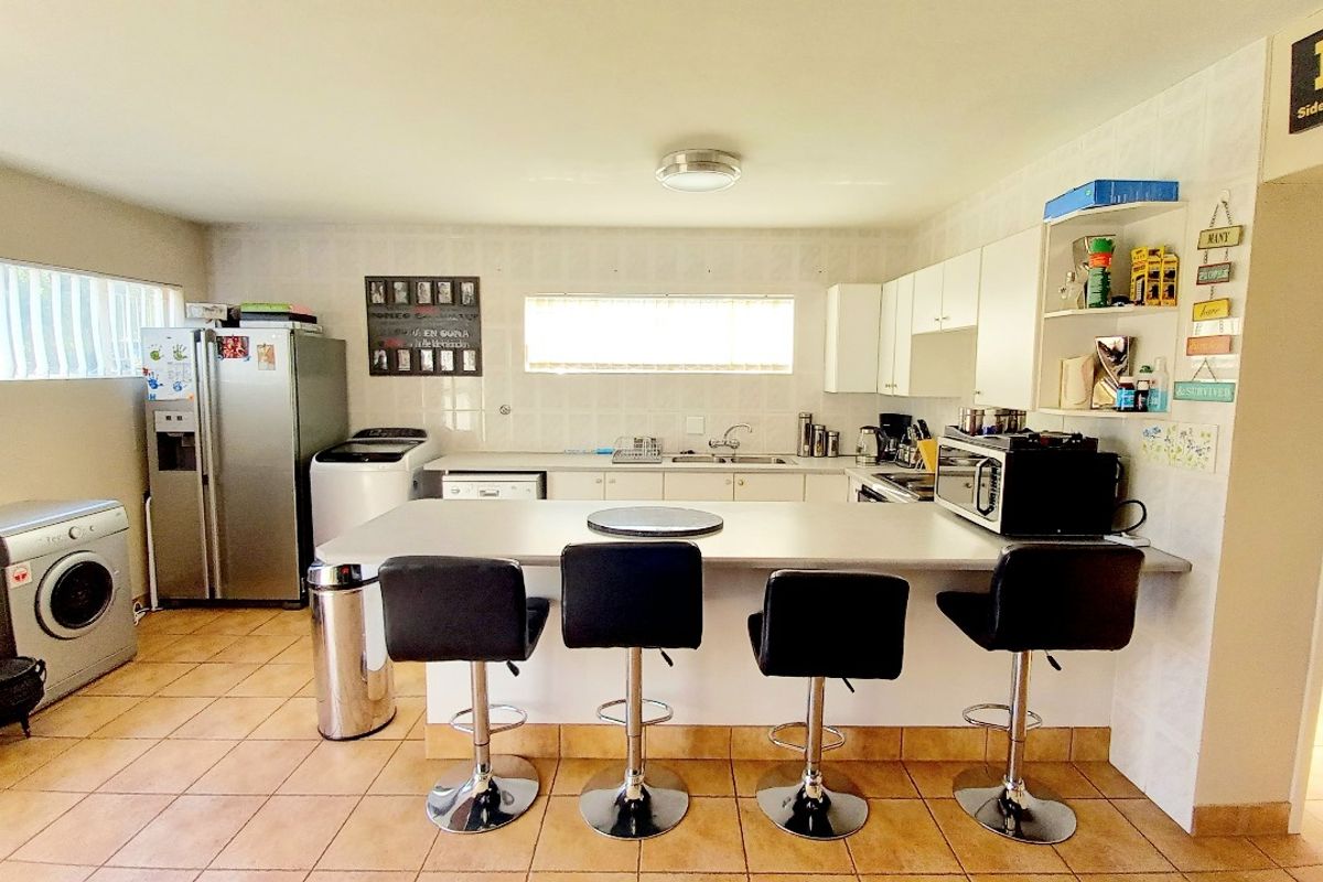 Spacious Family Home in Secure Vaal Dam Estate – Perfect for Entertainers! - Photo 5