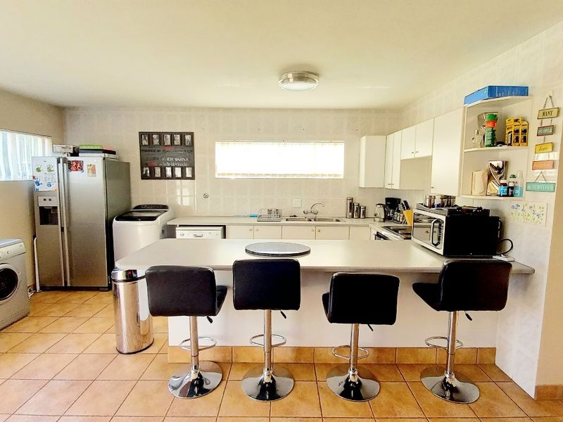 Spacious Family Home in Secure Vaal Dam Estate – Perfect for Entertainers! - Photo 5