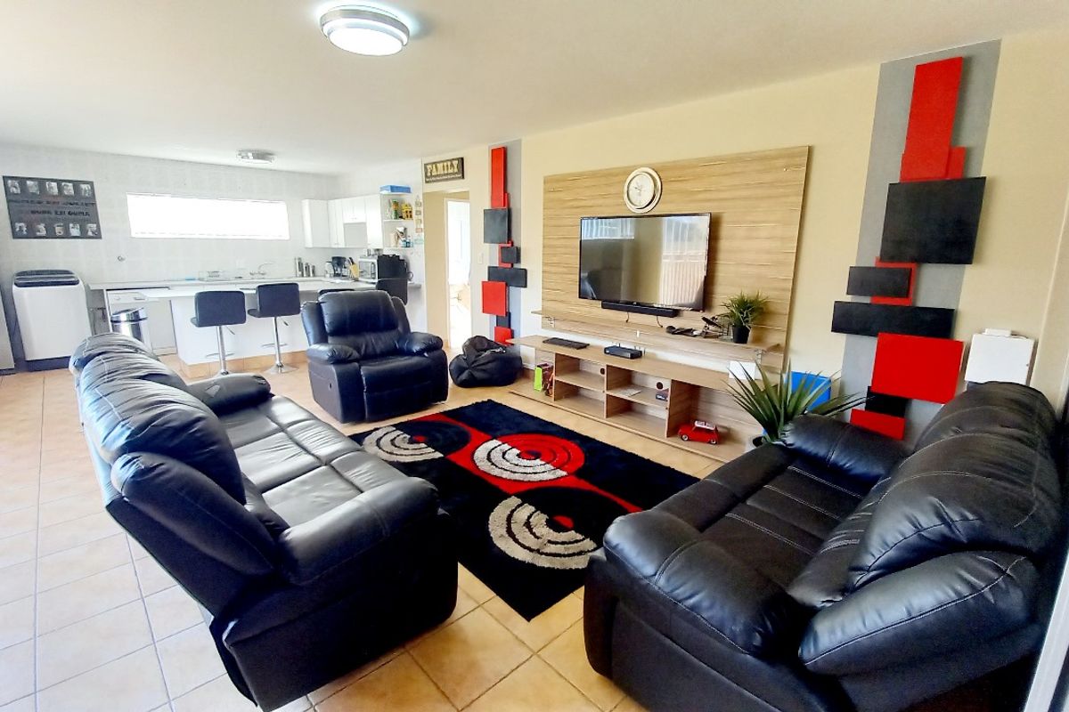 Spacious Family Home in Secure Vaal Dam Estate – Perfect for Entertainers! - Photo 3