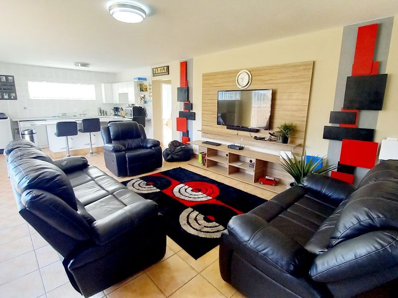 Spacious Family Home in Secure Vaal Dam Estate – Perfect for Entertainers! - Photo 3