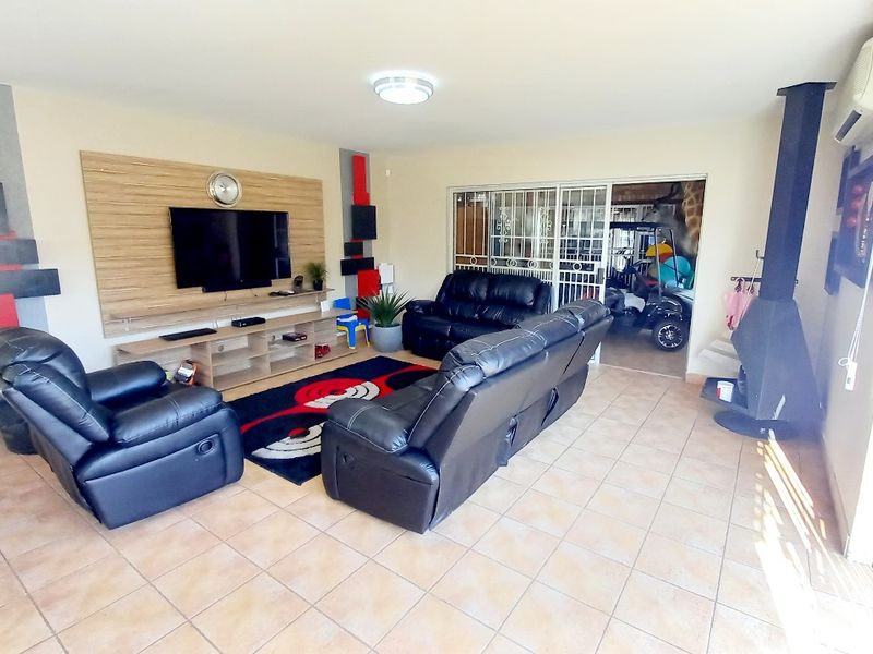 Spacious Family Home in Secure Vaal Dam Estate – Perfect for Entertainers! - Photo 2