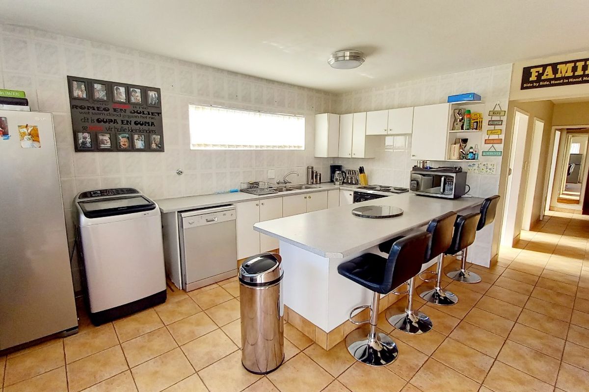 Spacious Family Home in Secure Vaal Dam Estate – Perfect for Entertainers! - Photo 4
