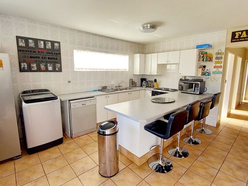 Spacious Family Home in Secure Vaal Dam Estate – Perfect for Entertainers! - Photo 4