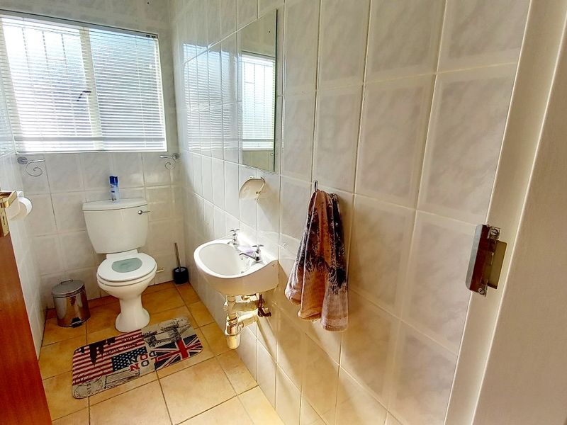 Spacious Family Home in Secure Vaal Dam Estate – Perfect for Entertainers! - Photo 10