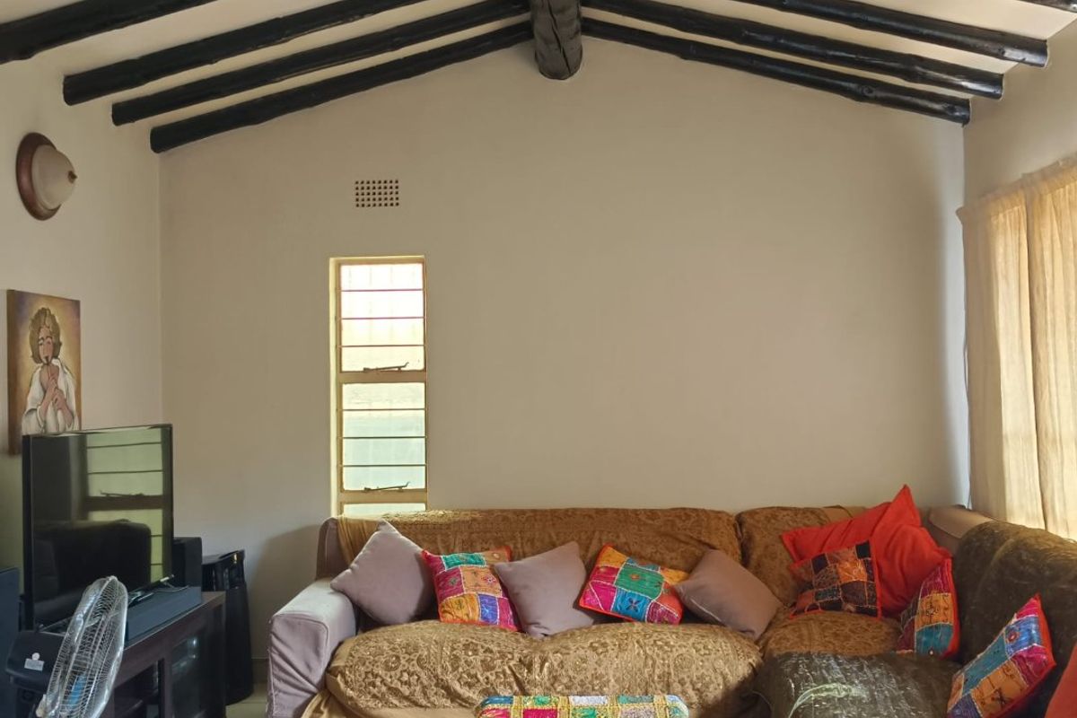 Spacious Family Retreat with Pool and Prime Features - Photo 4