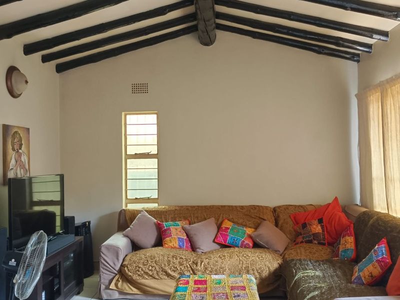 Spacious Family Retreat with Pool and Prime Features - Photo 4