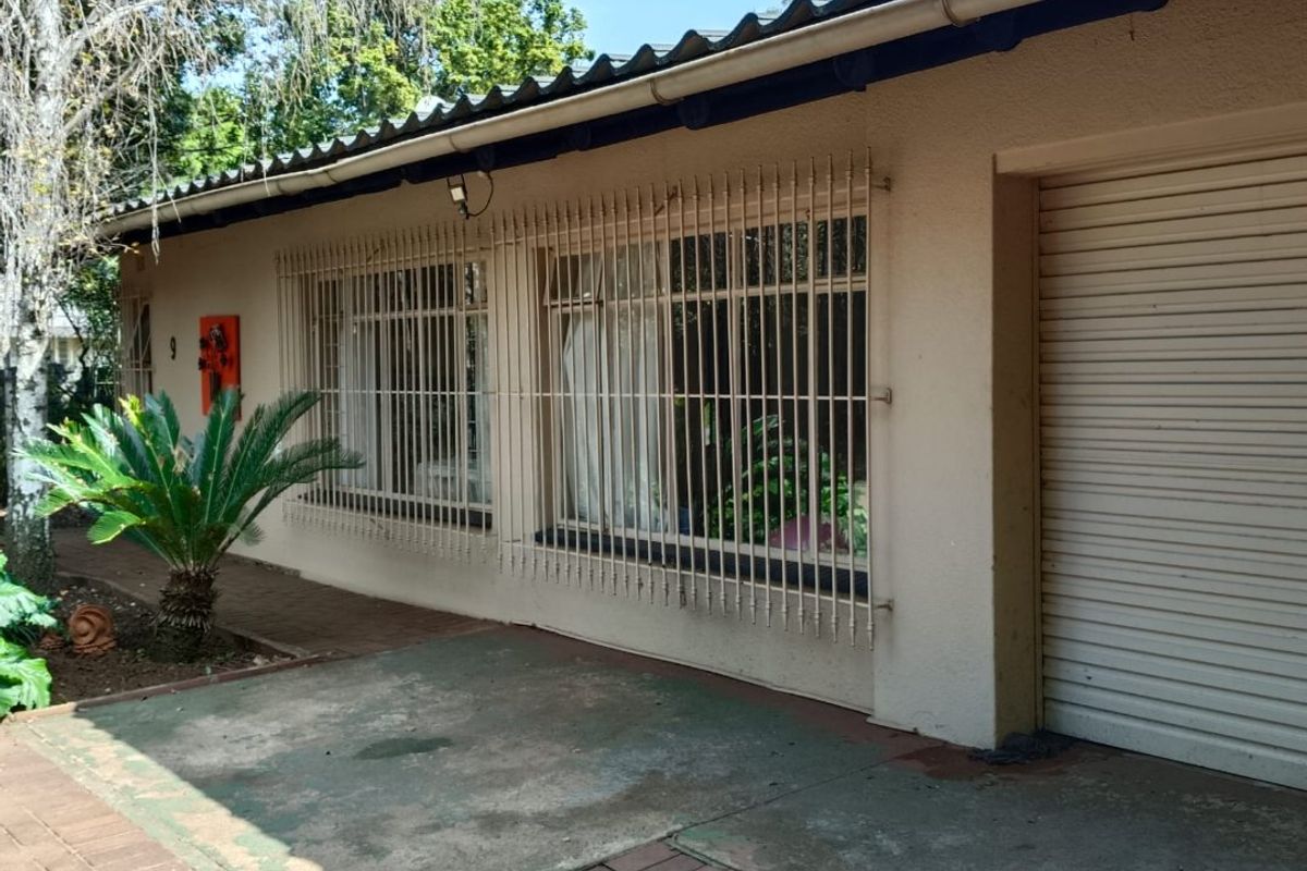 Spacious Family Retreat with Pool and Prime Features - Photo 3