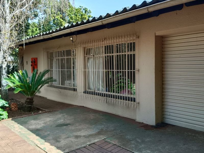 Spacious Family Retreat with Pool and Prime Features - Photo 3