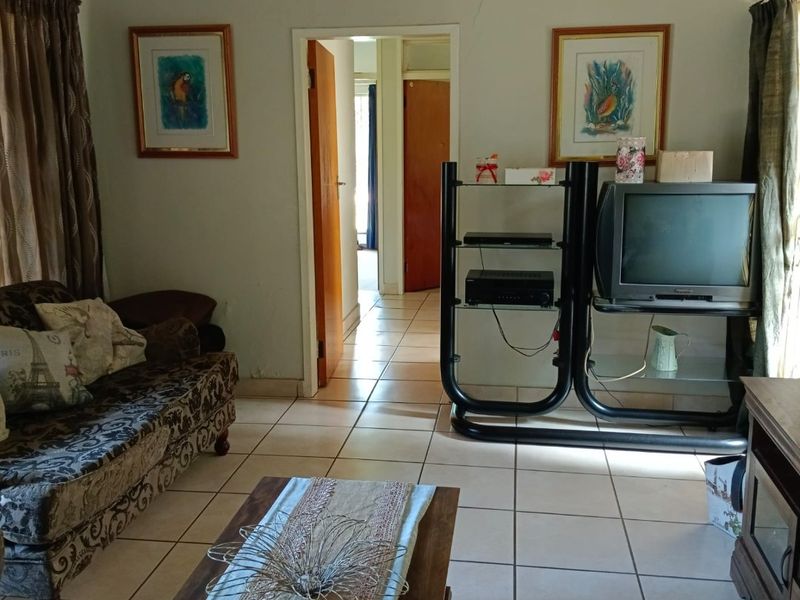 Spacious Family Retreat with Pool and Prime Features - Photo 8