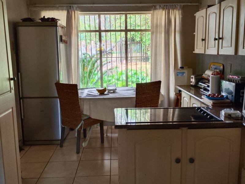 Spacious Family Retreat with Pool and Prime Features - Photo 6